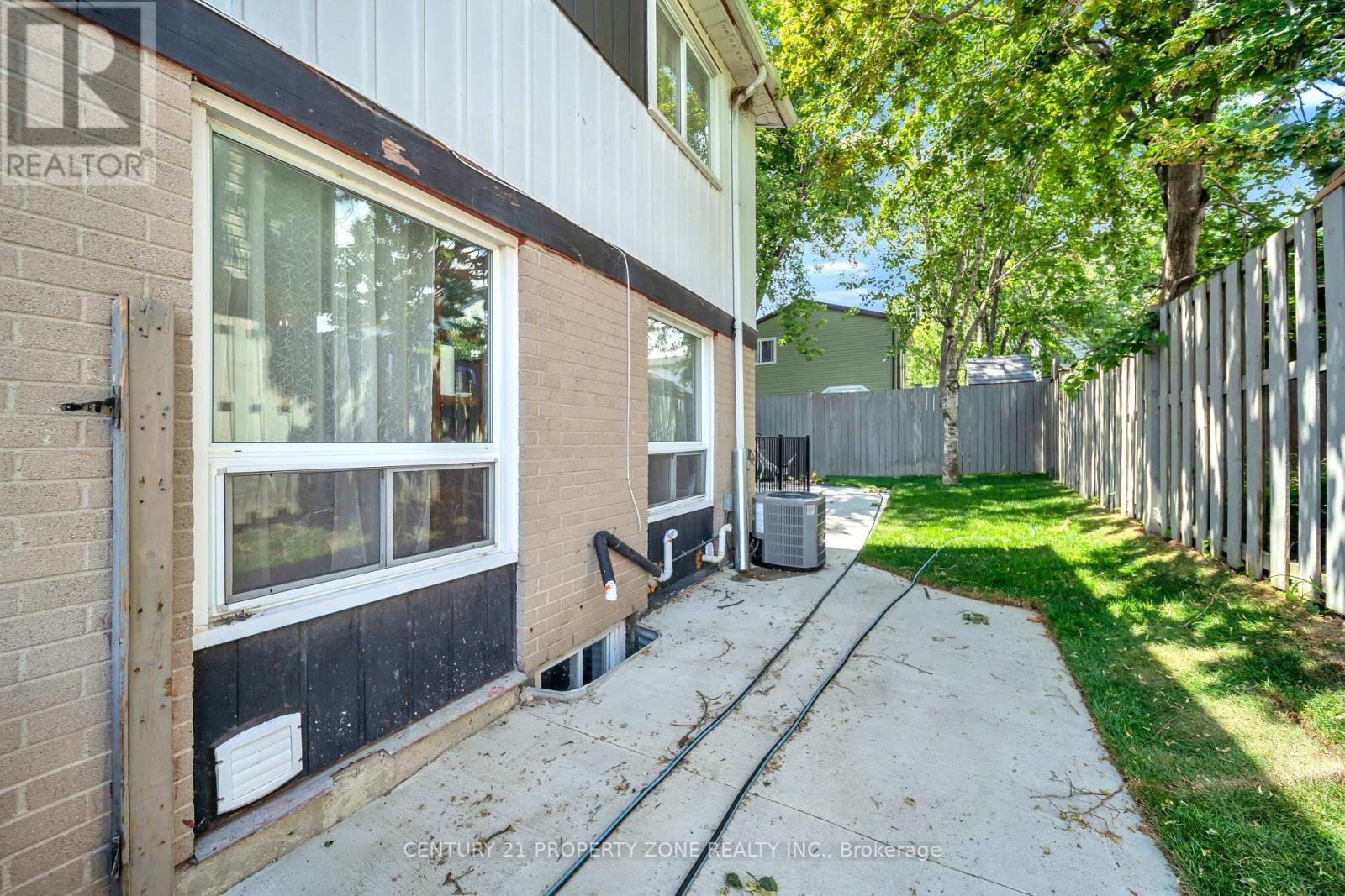 19 HORSESHOE COURT - 42