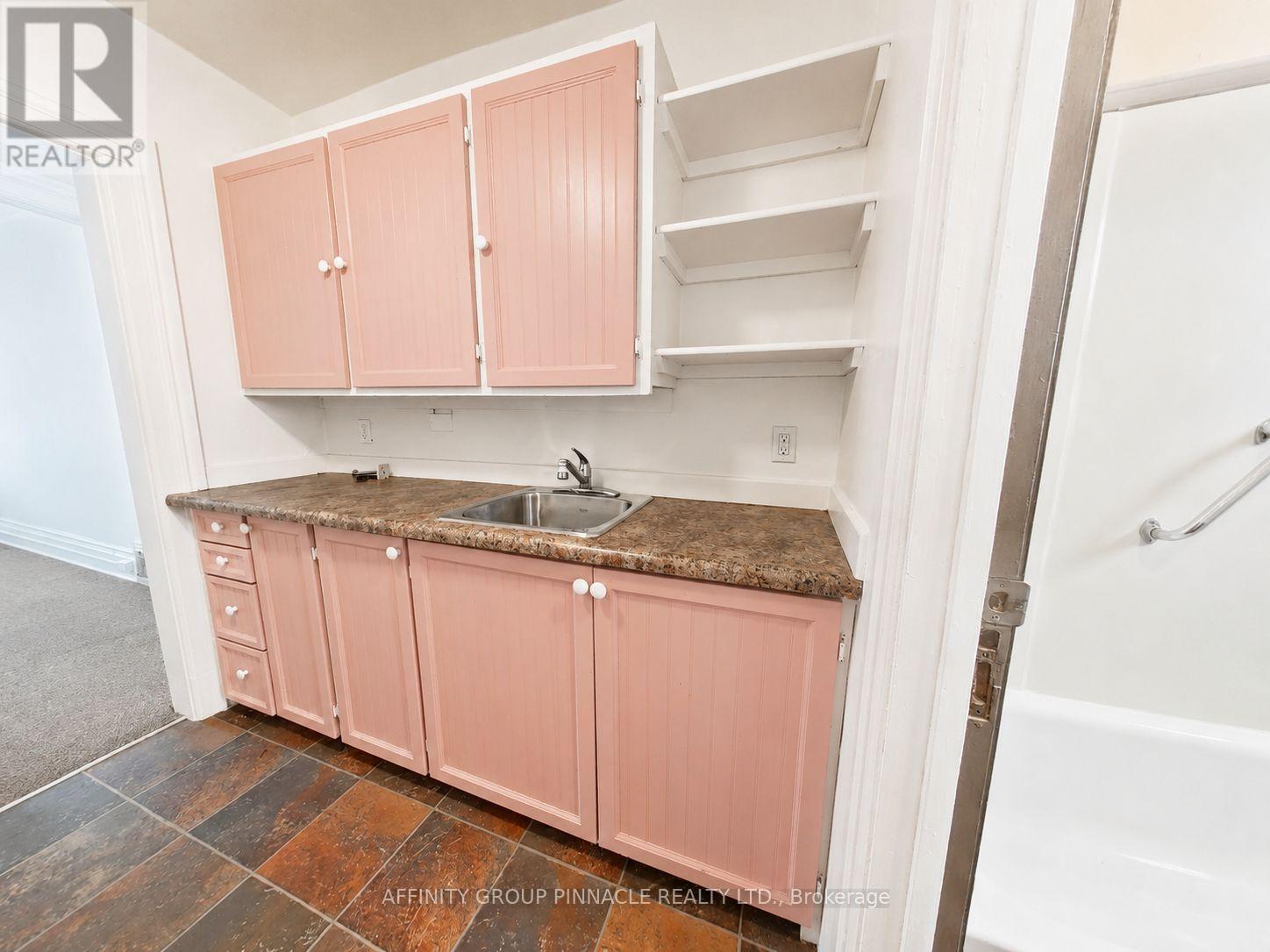 221 KENT STREET W - 34