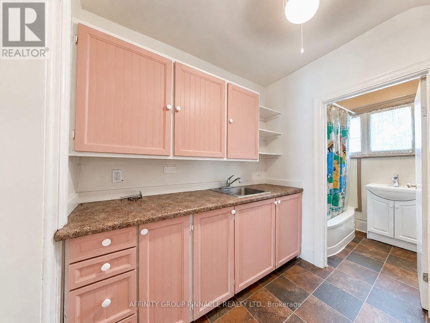 221 KENT STREET W - 32