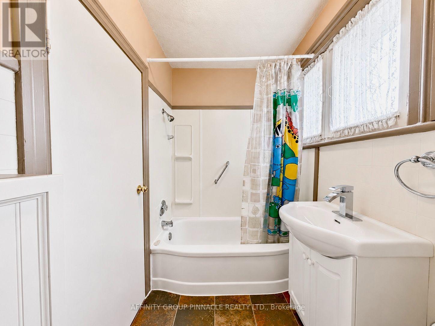 221 KENT STREET W - 36