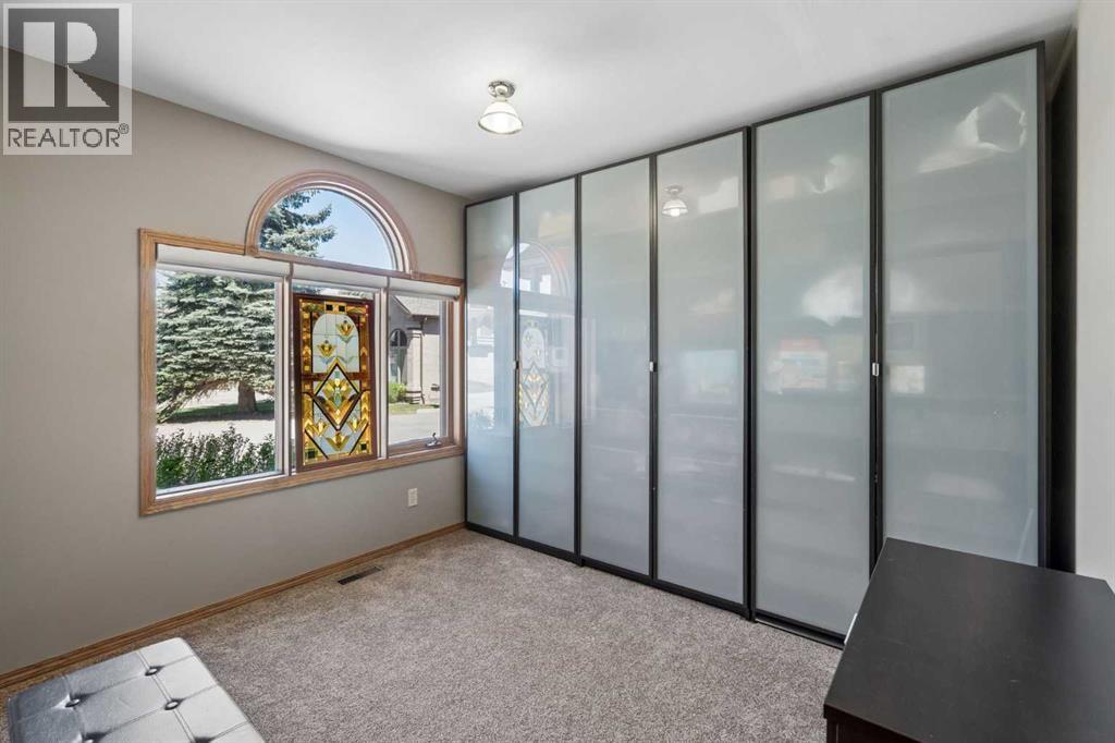 112 Oakbriar Close SW - 4