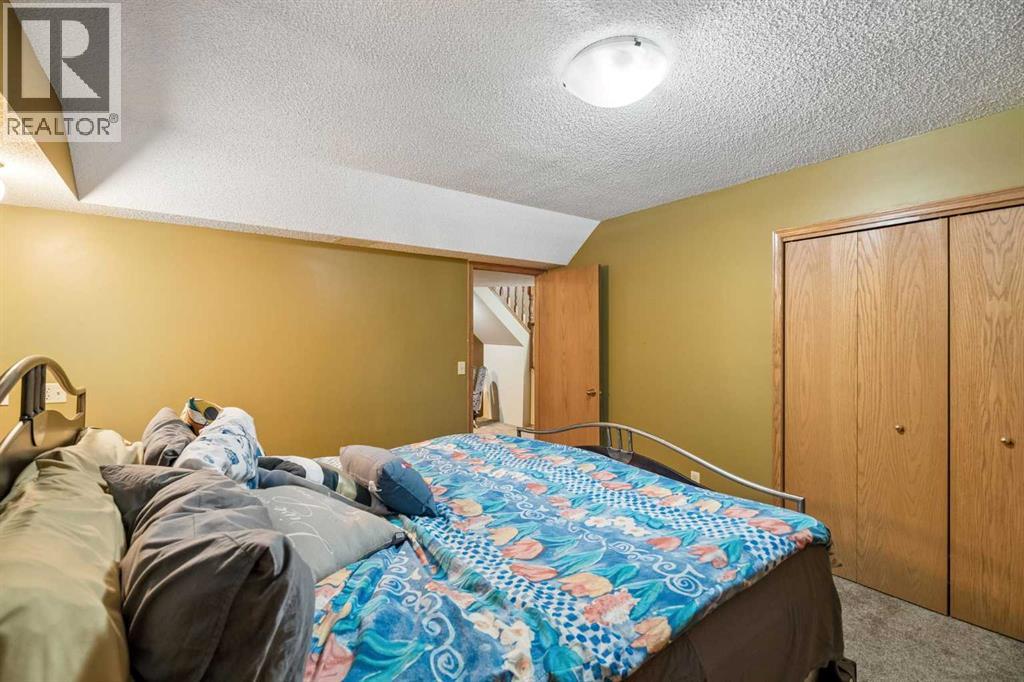 112 Oakbriar Close SW - 24