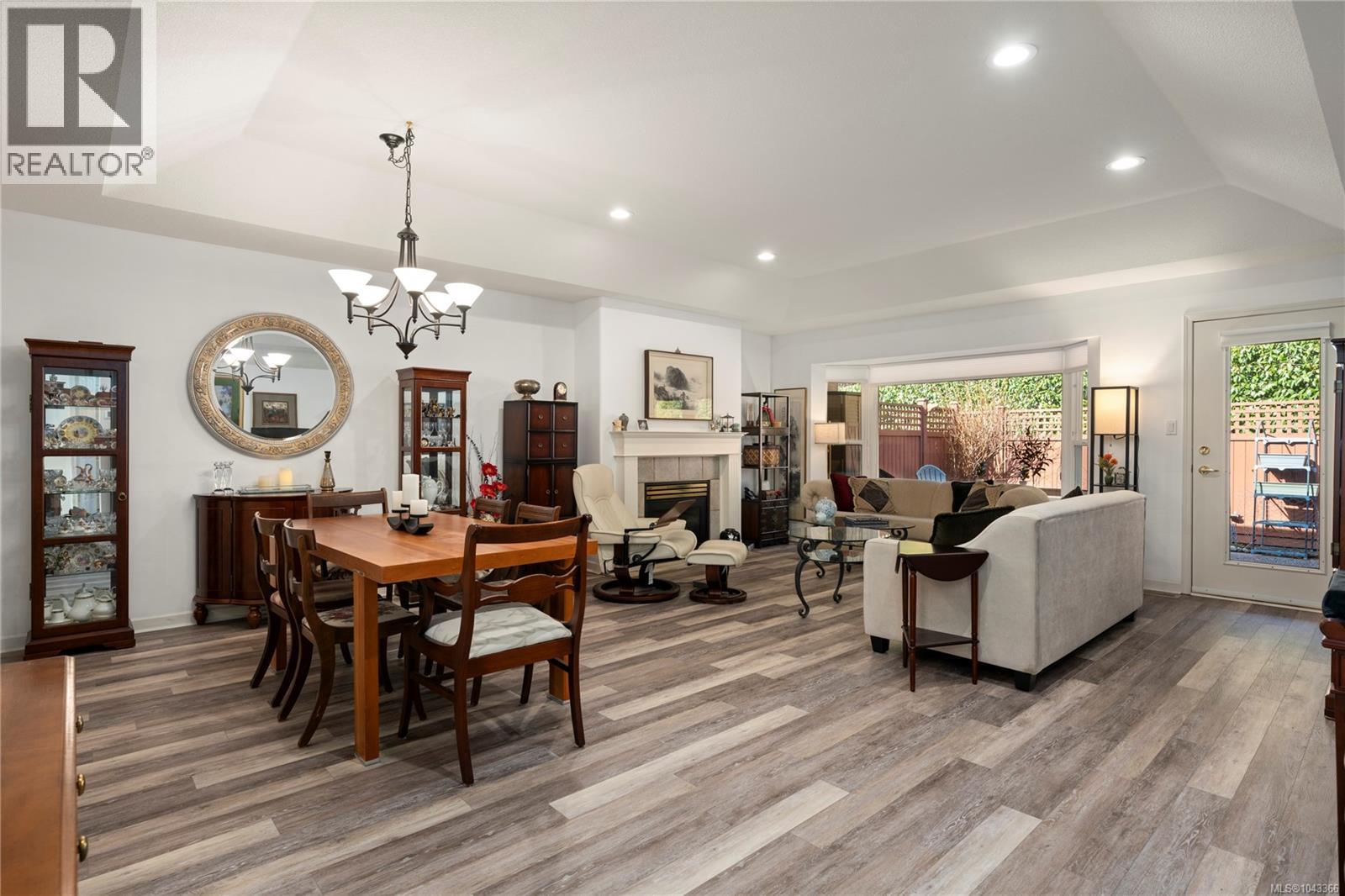 #2 850 Arbutus St - 19