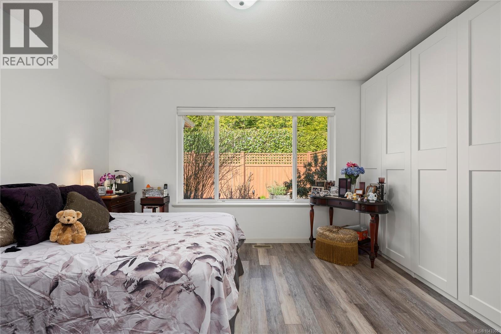 #2 850 Arbutus St - 9