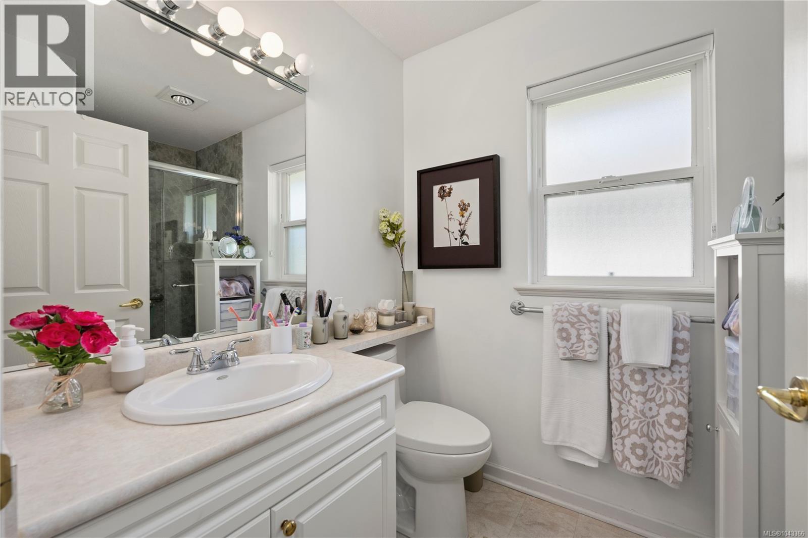 #2 850 Arbutus St - 10