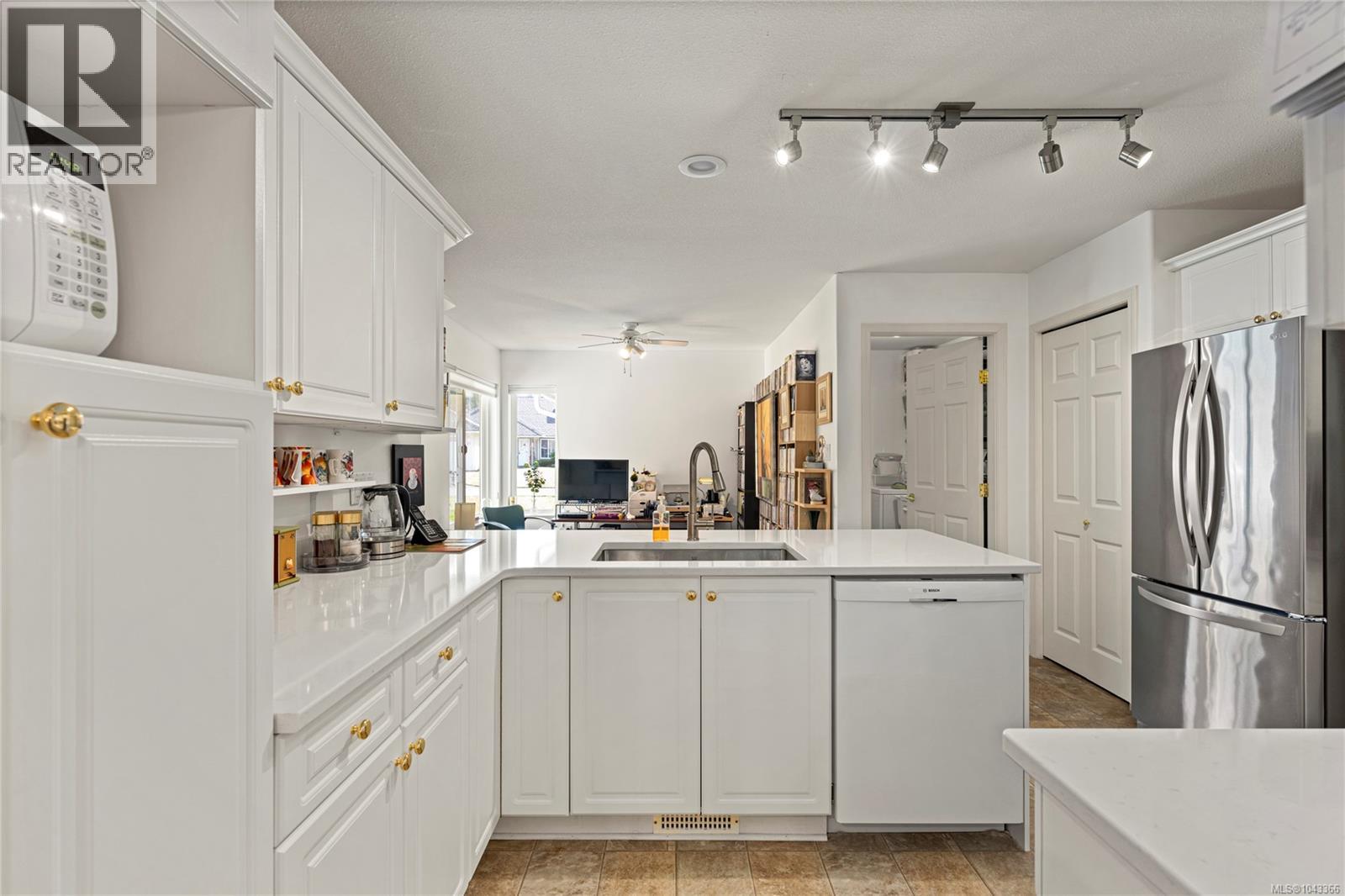 #2 850 Arbutus St - 12