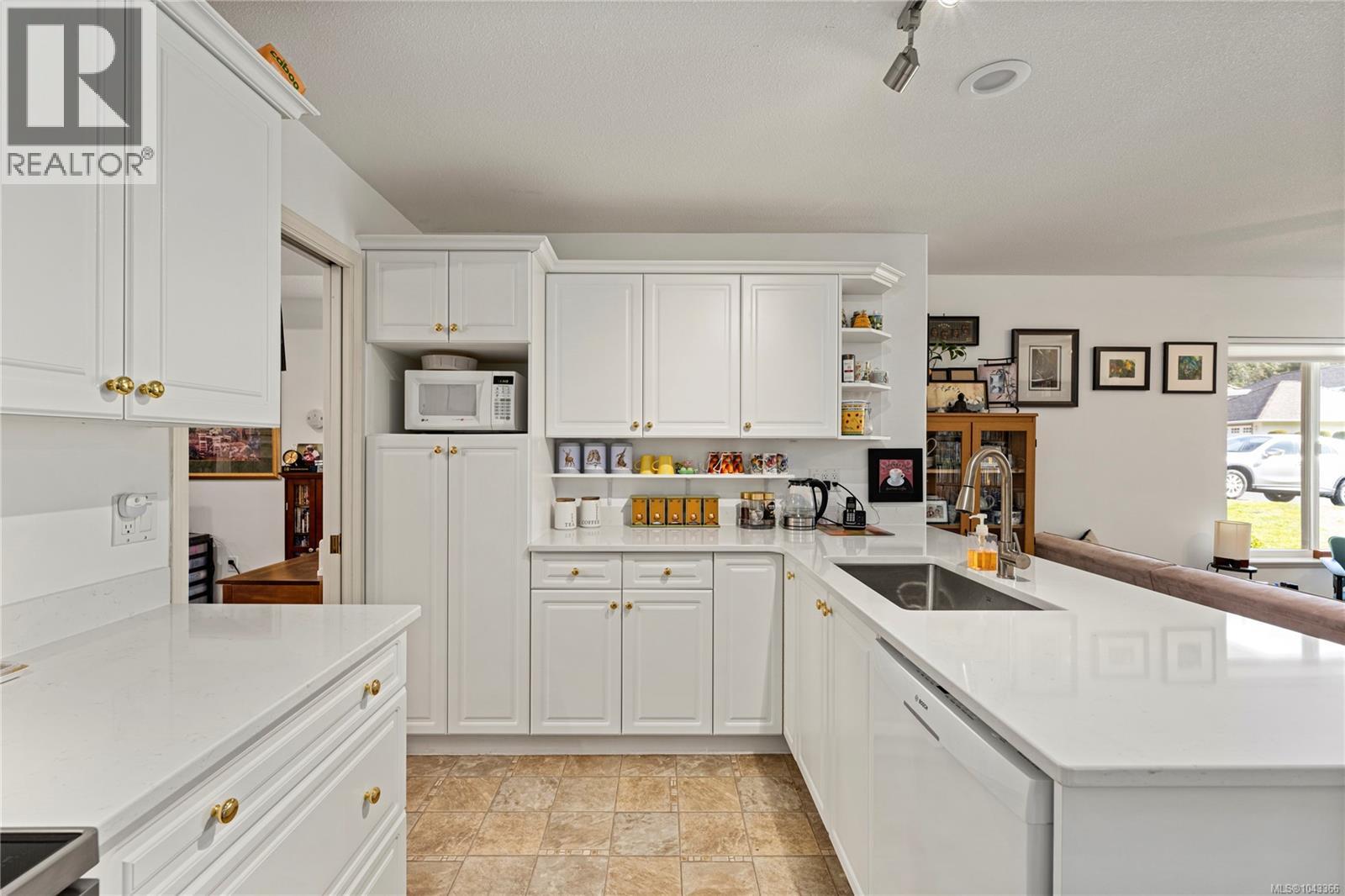 #2 850 Arbutus St - 3