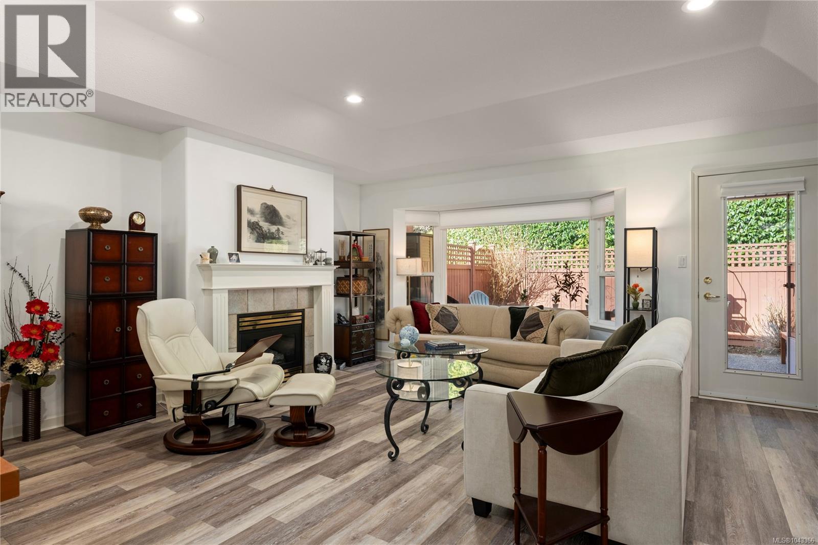 #2 850 Arbutus St - 6