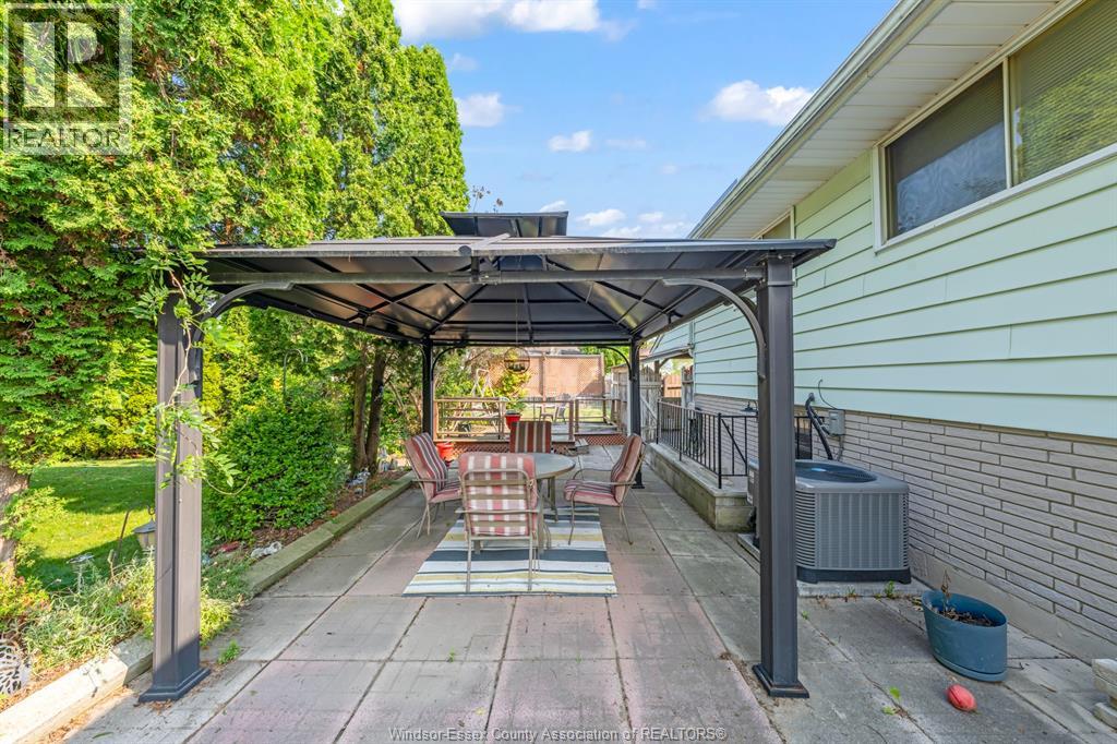 3343 HEMLOCK - 18