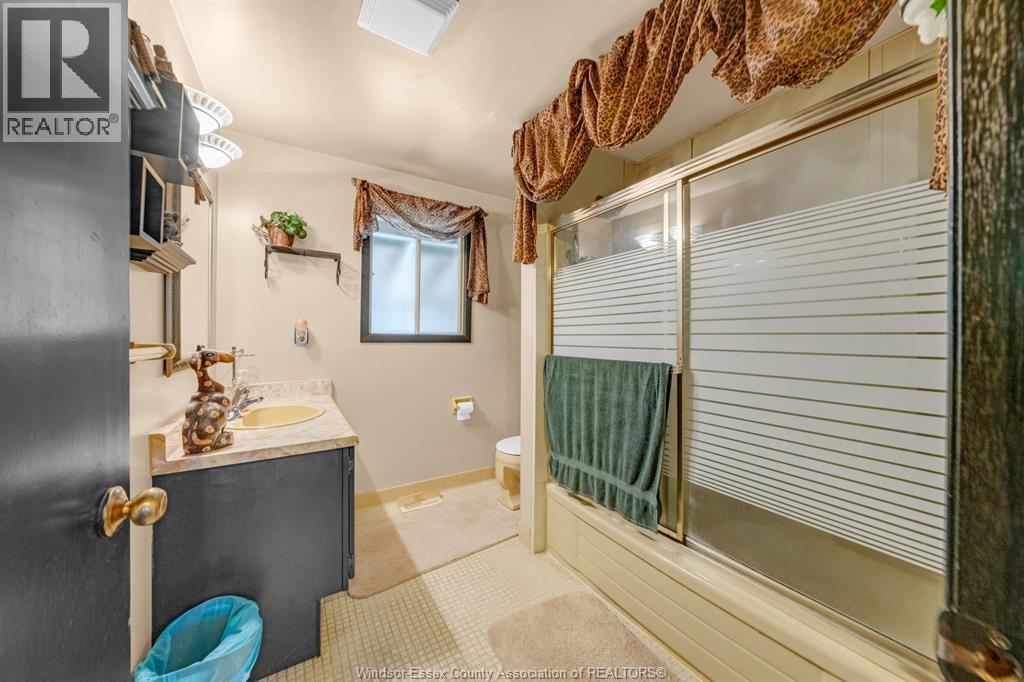 3343 HEMLOCK - 27