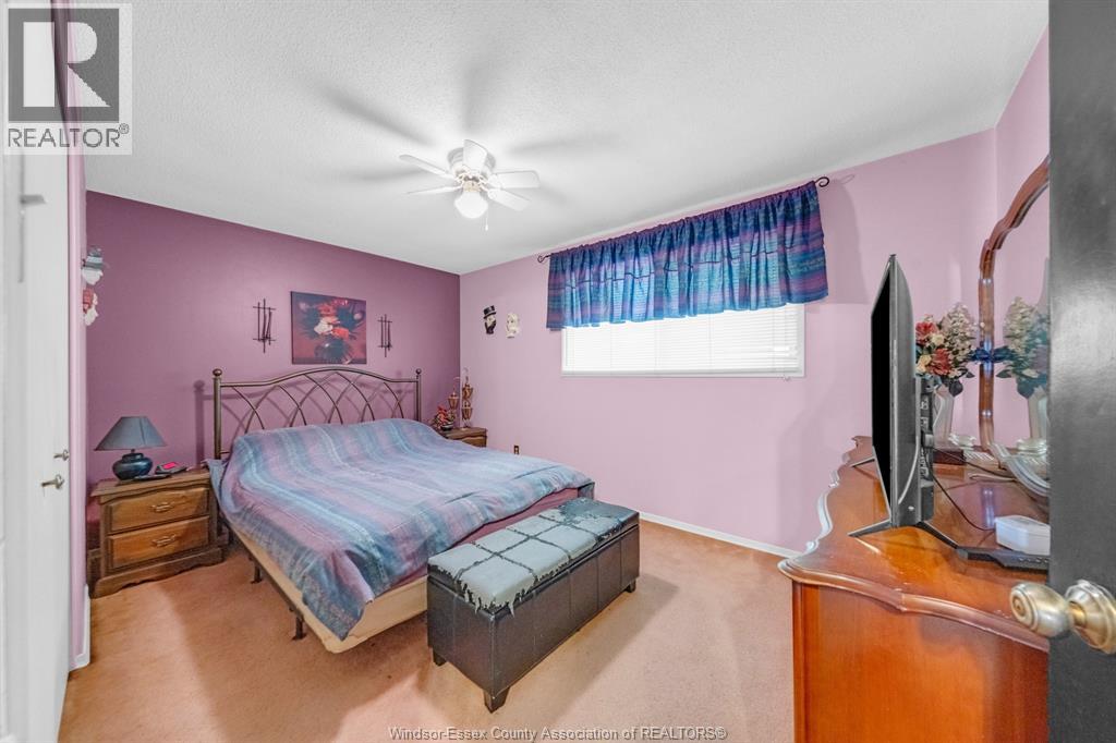 3343 HEMLOCK - 32