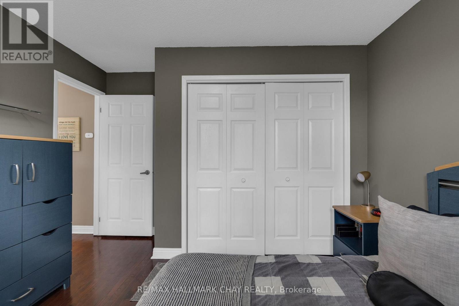 34 CROMPTON DRIVE - 21