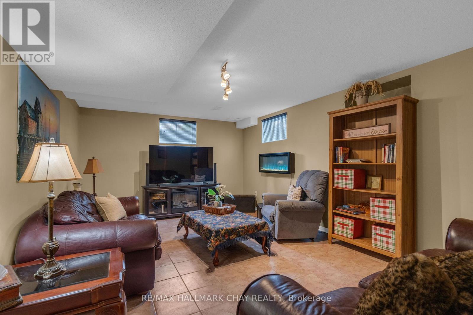 34 CROMPTON DRIVE - 24