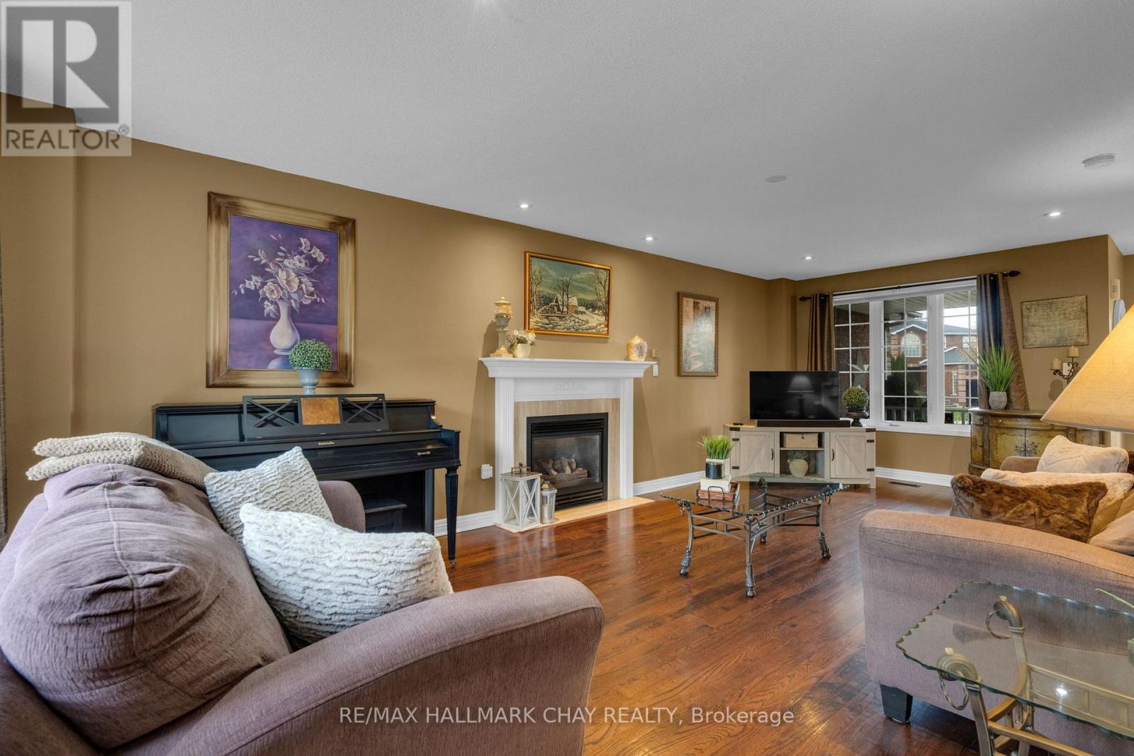 34 CROMPTON DRIVE - 6