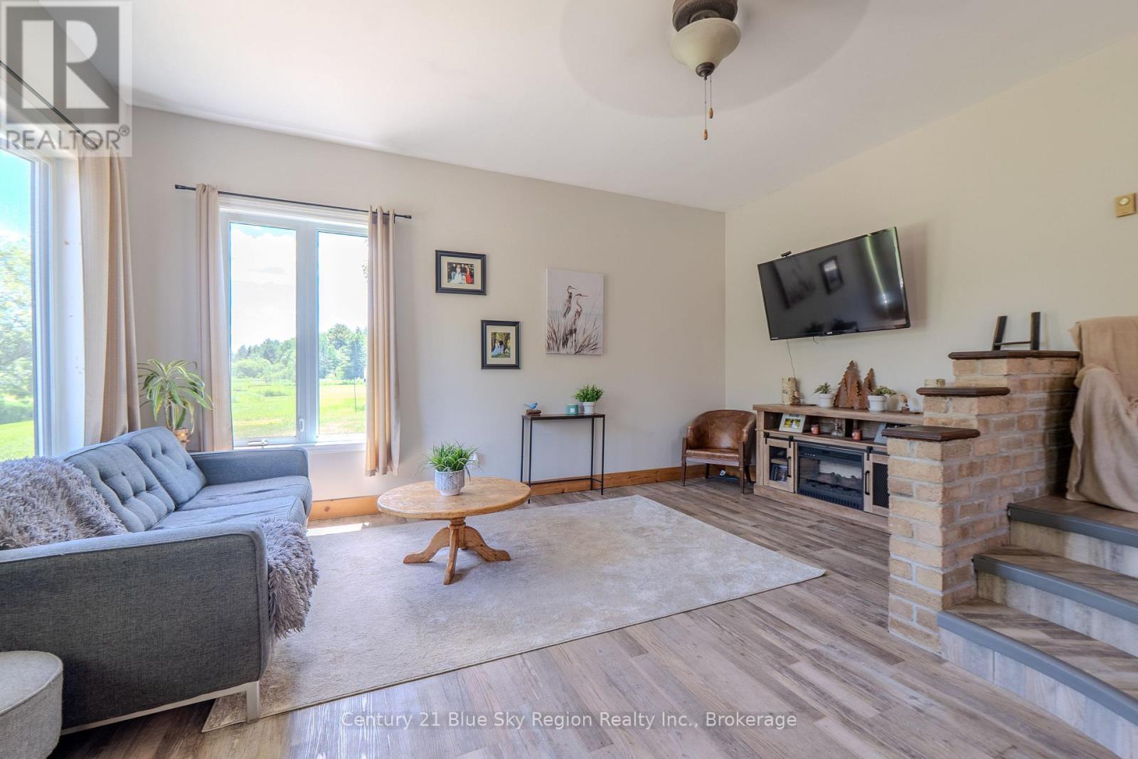 747 DERLAND ROAD - 10