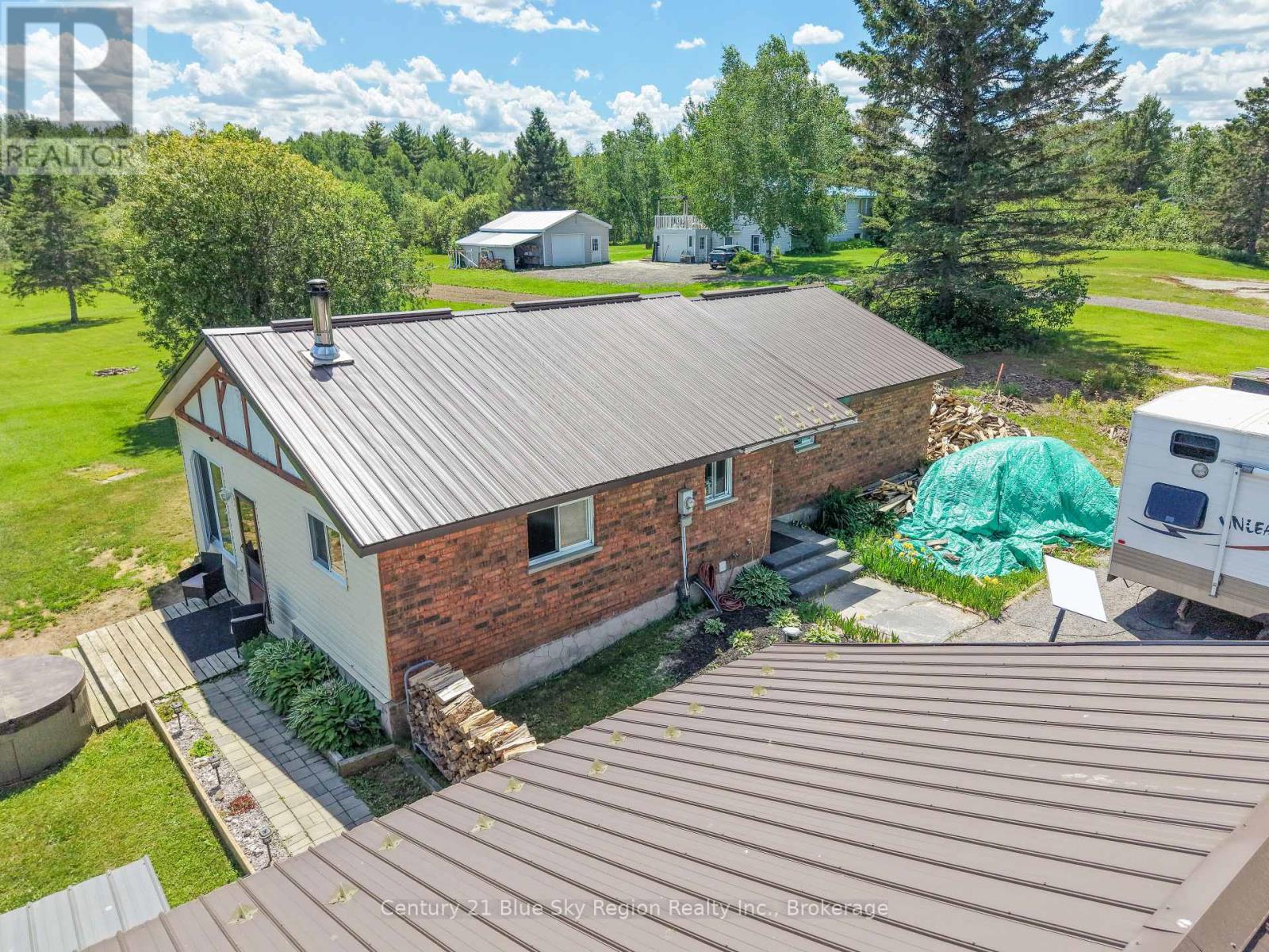 747 DERLAND ROAD - 36
