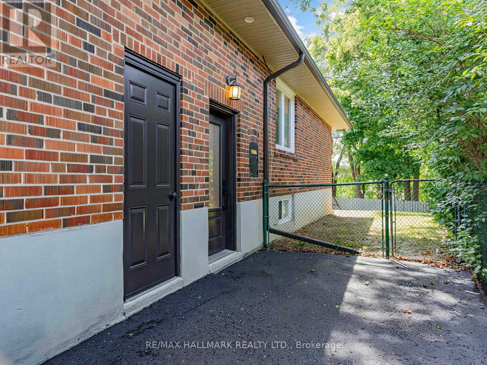 8 TUFTON CRESCENT - 25