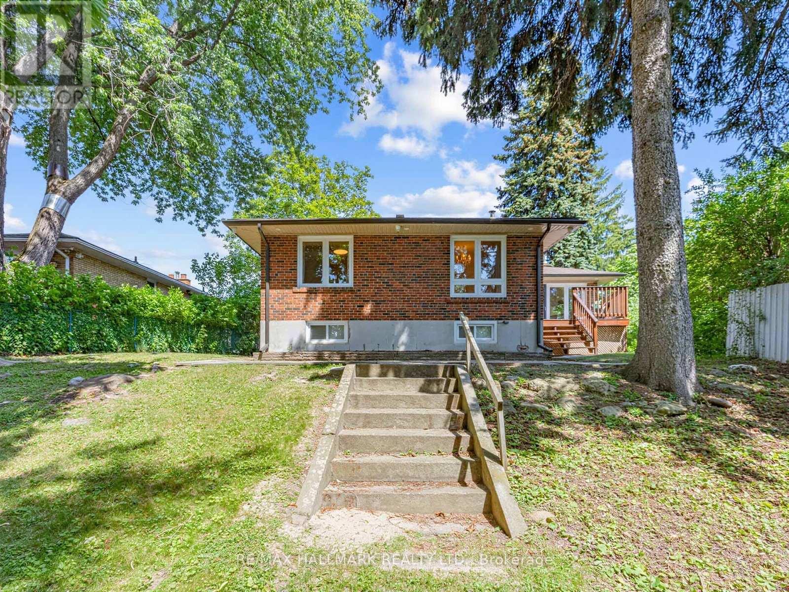 8 TUFTON CRESCENT - 26