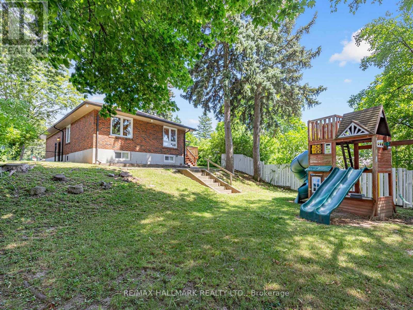 8 TUFTON CRESCENT - 28