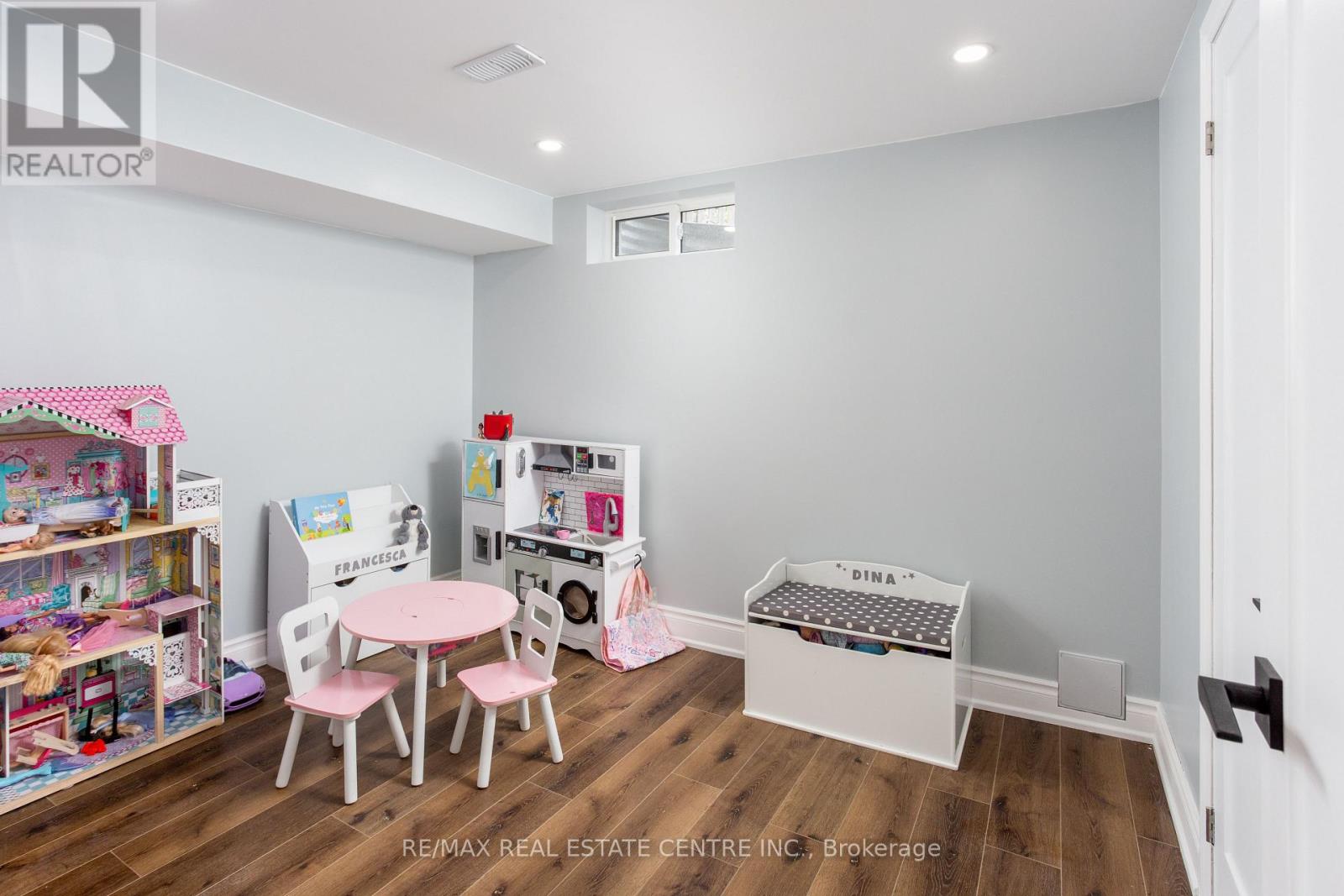 289 ARCHDEKIN DRIVE - 32