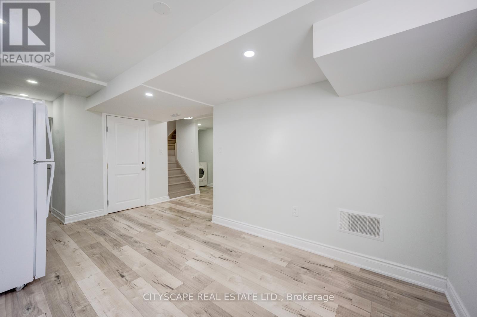 65 MULLIS CRESCENT - 36