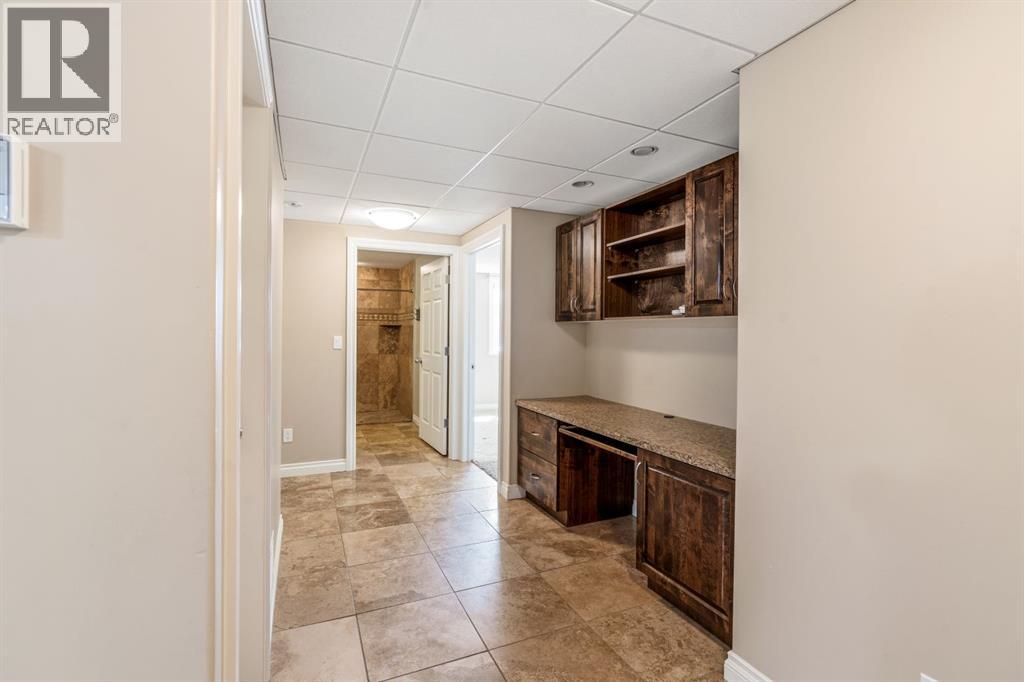 258 2A Street W - 25