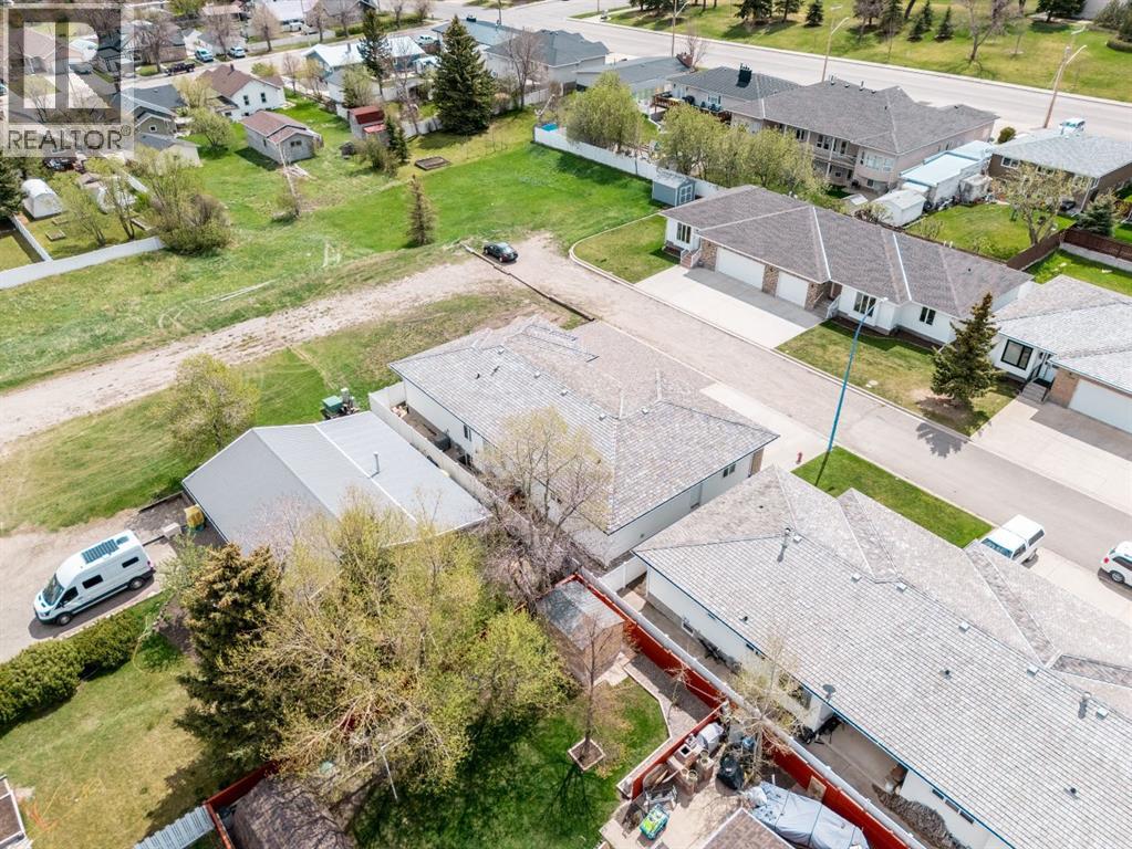 258 2A Street W - 45
