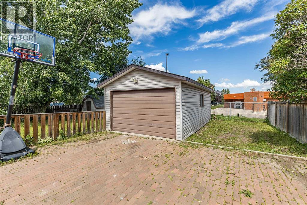 516 Sissons Crescent SE - 34