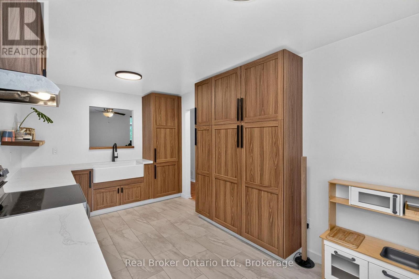 210 DYER DRIVE - 6
