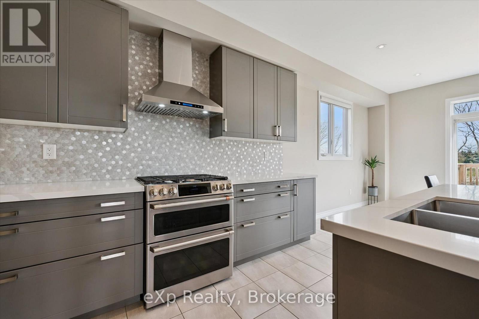201 MCFARLANE CRESCENT - 17