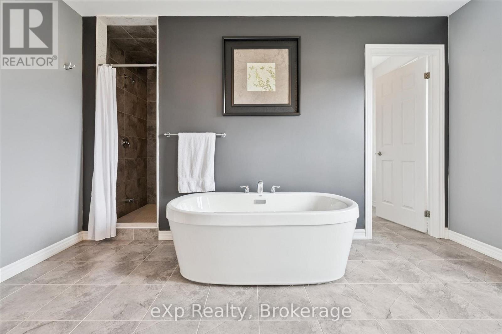 201 MCFARLANE CRESCENT - 40
