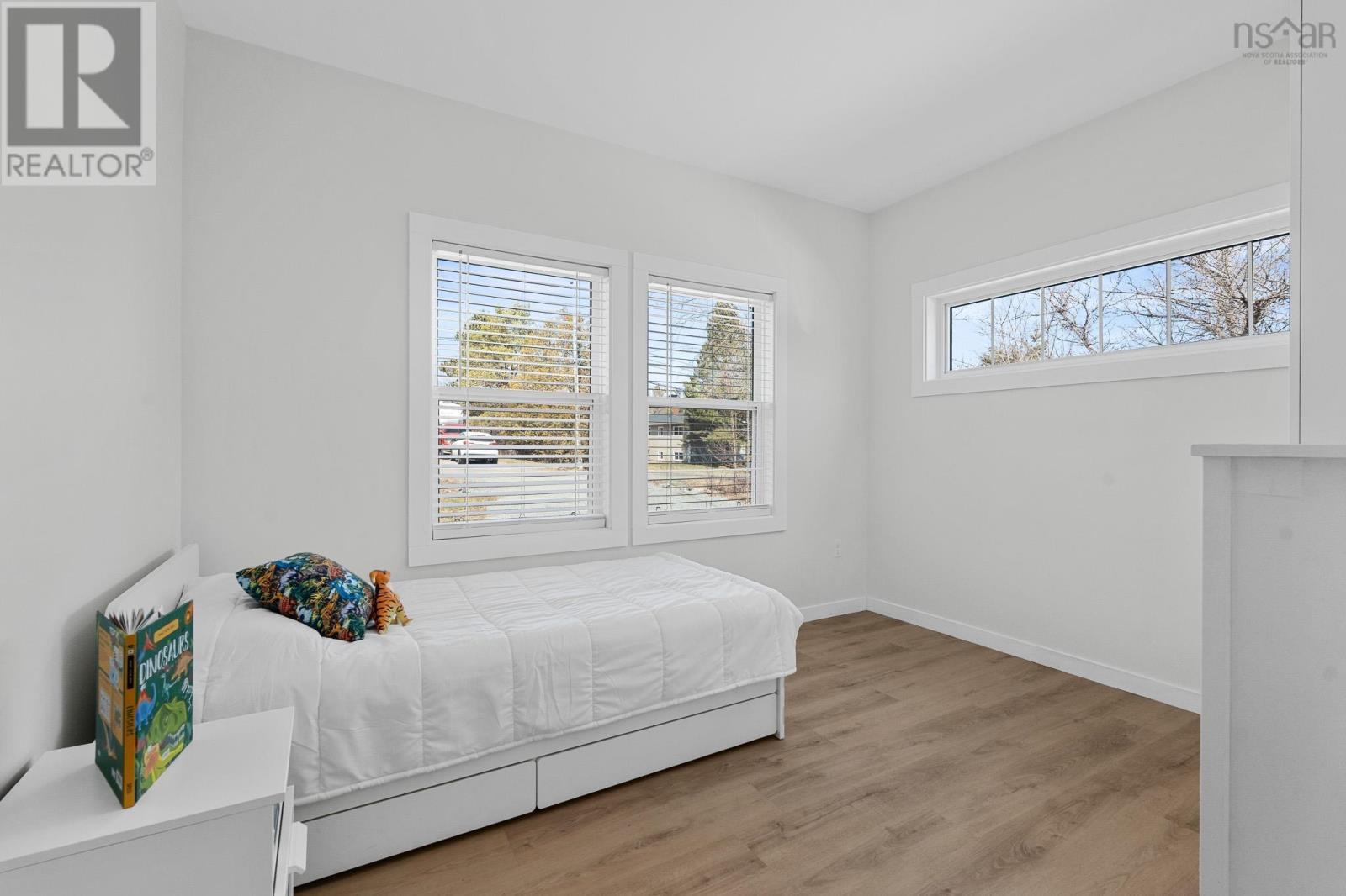 15 Chalet Crescent - 36