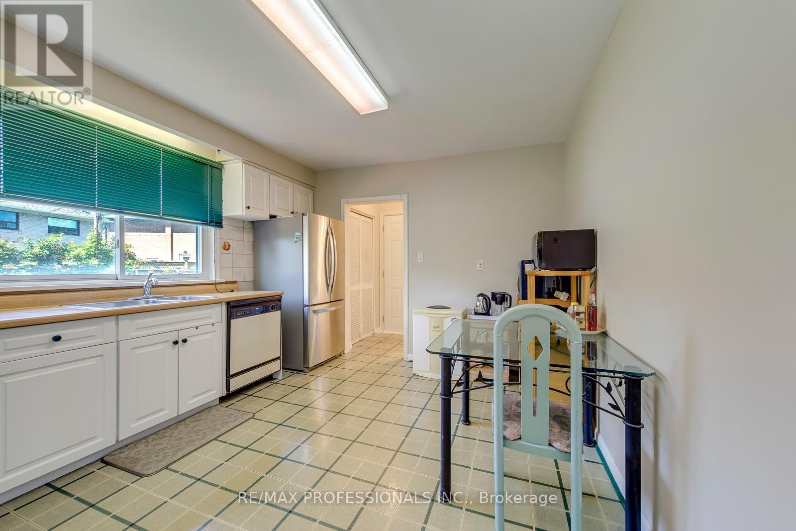 256 WELLESWORTH DRIVE - 10