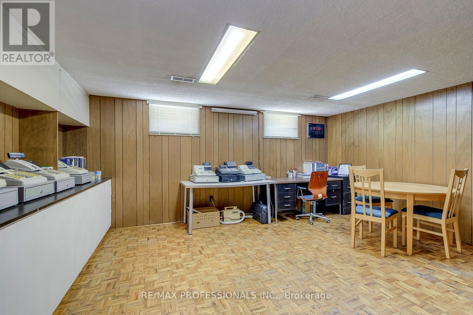 256 WELLESWORTH DRIVE - 21