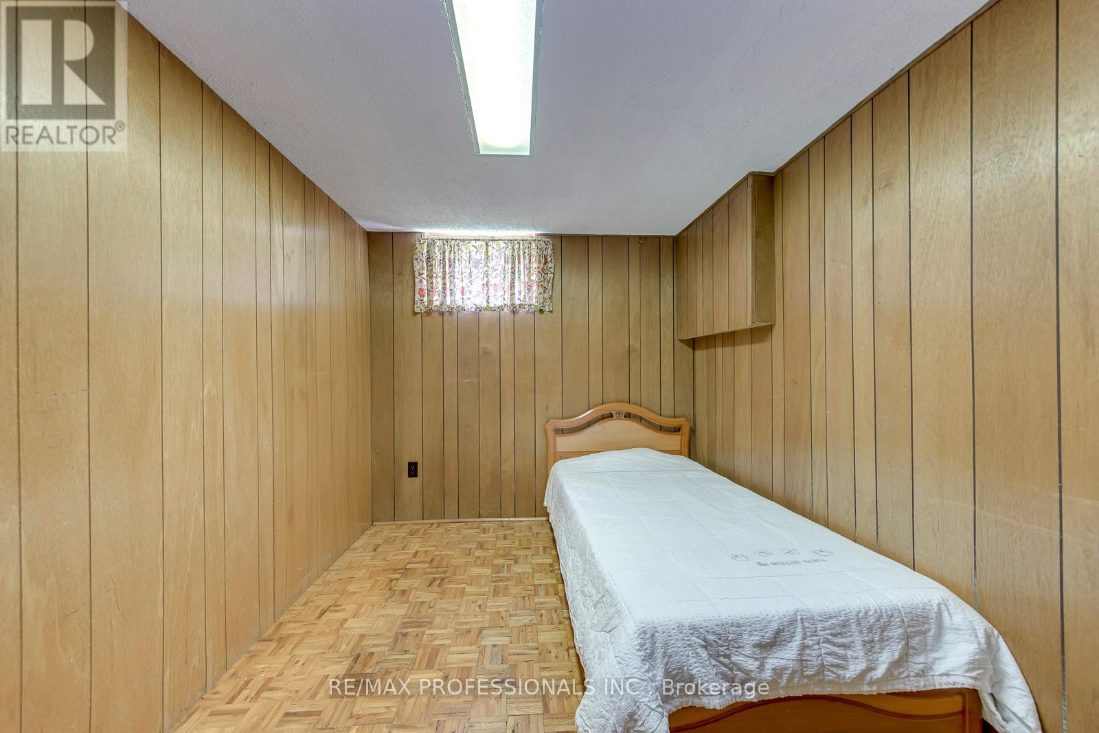 256 WELLESWORTH DRIVE - 23