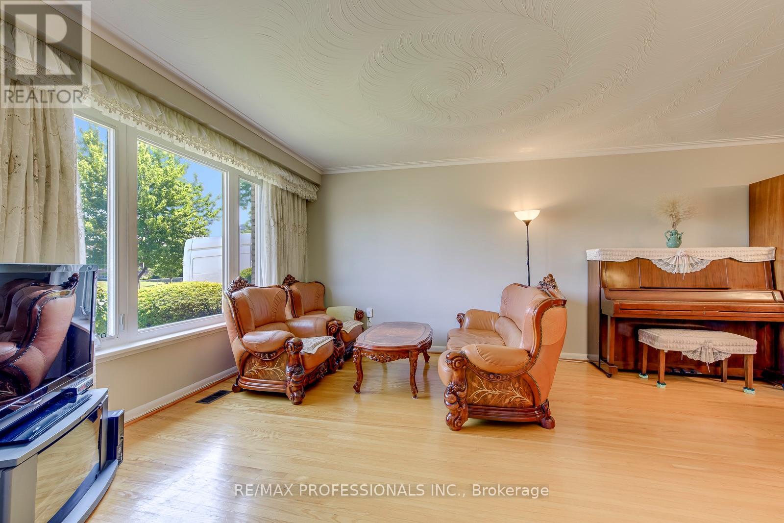 256 WELLESWORTH DRIVE - 3