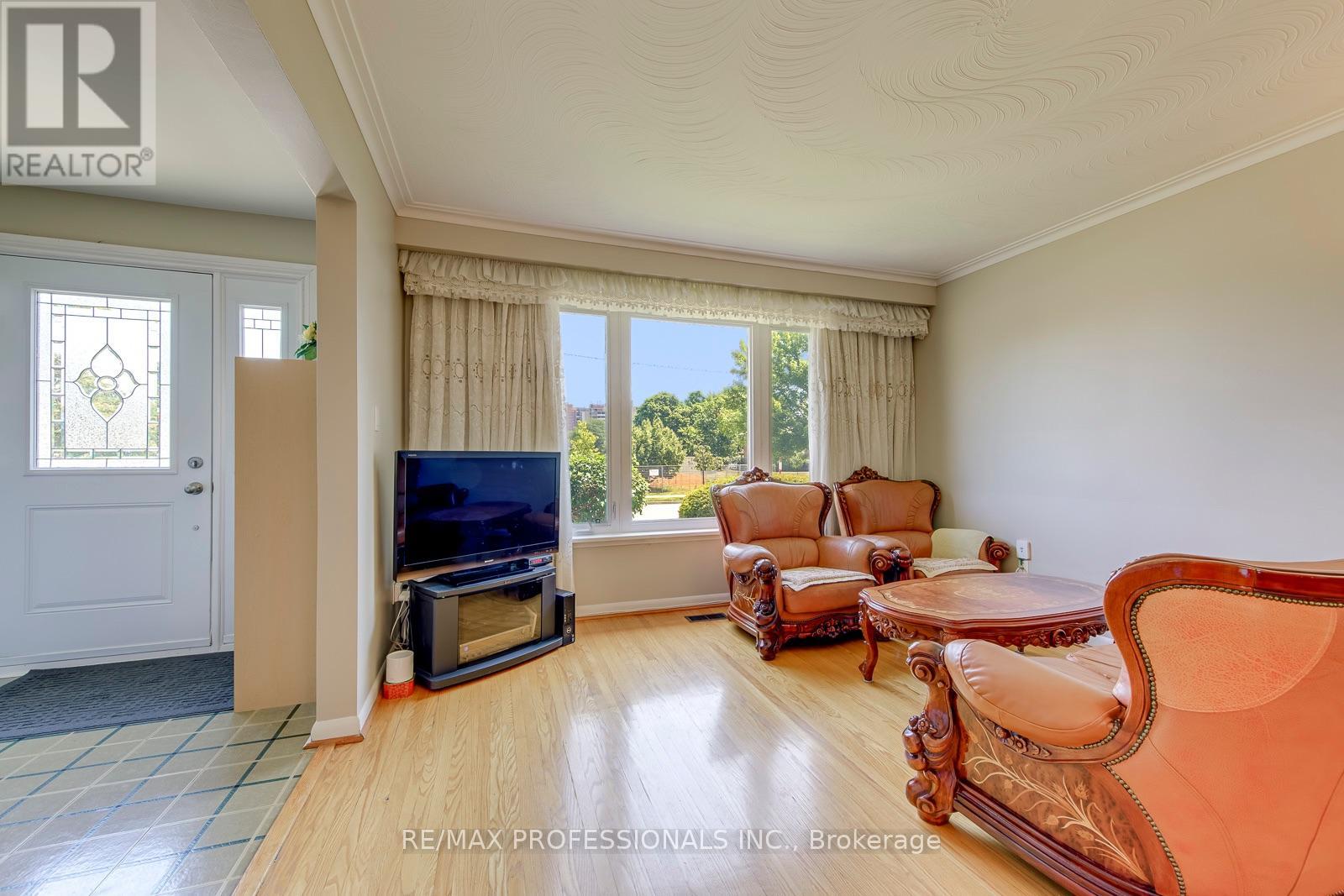 256 WELLESWORTH DRIVE - 4