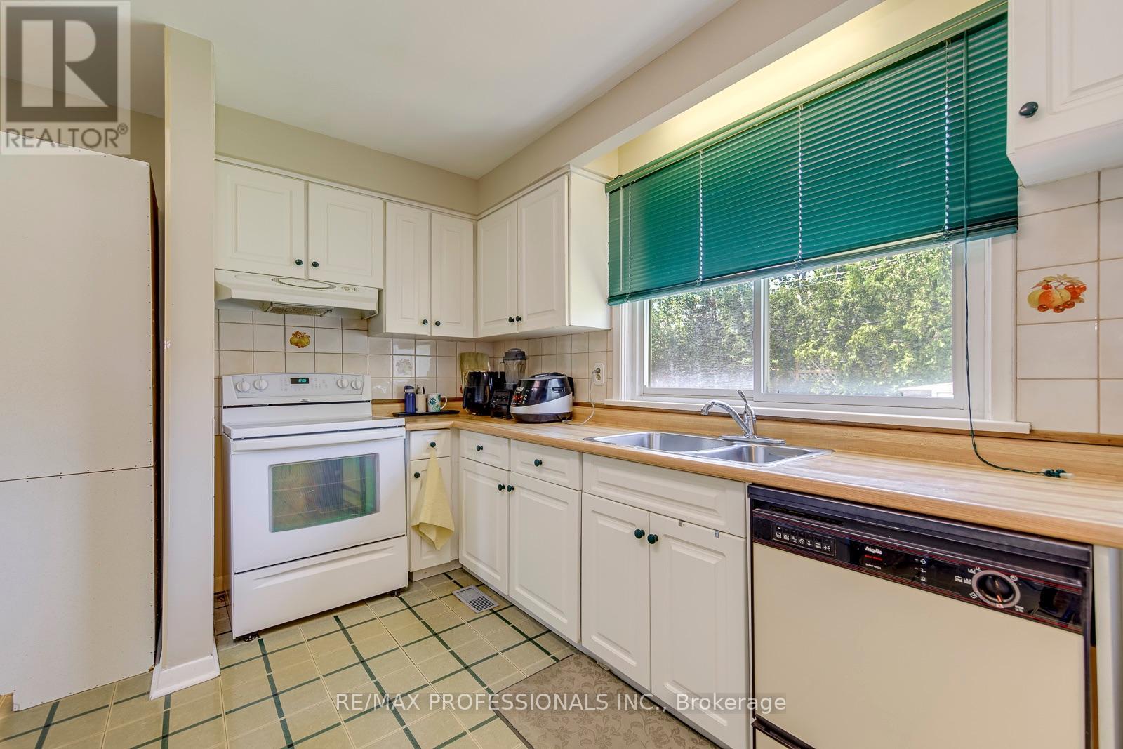 256 WELLESWORTH DRIVE - 8