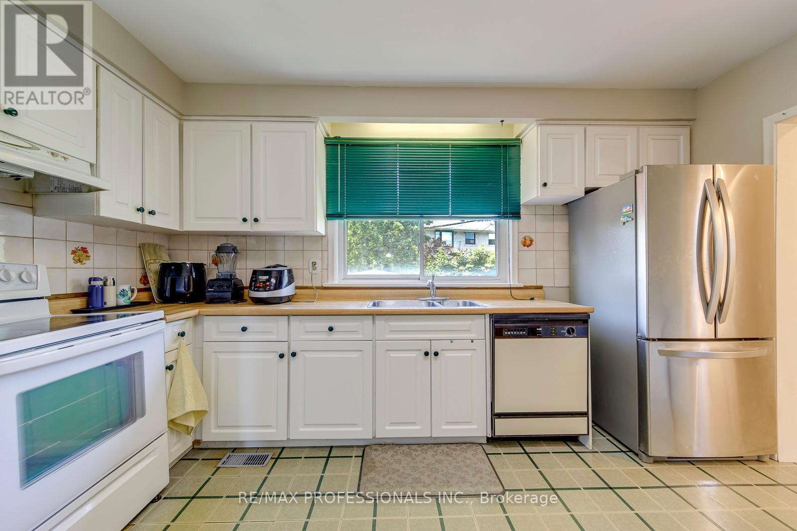 256 WELLESWORTH DRIVE - 9