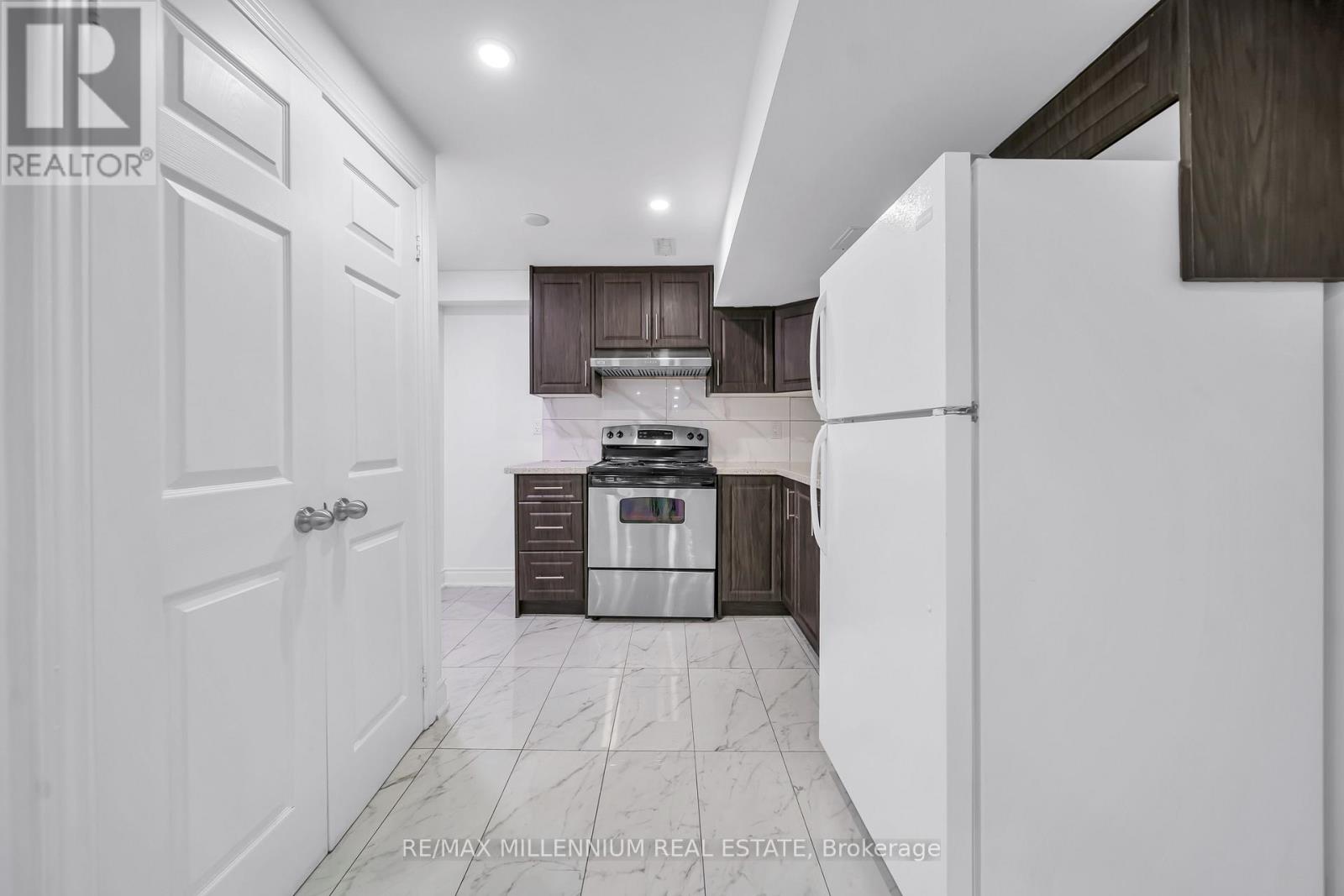 36 ALLANGROVE DRIVE - 41