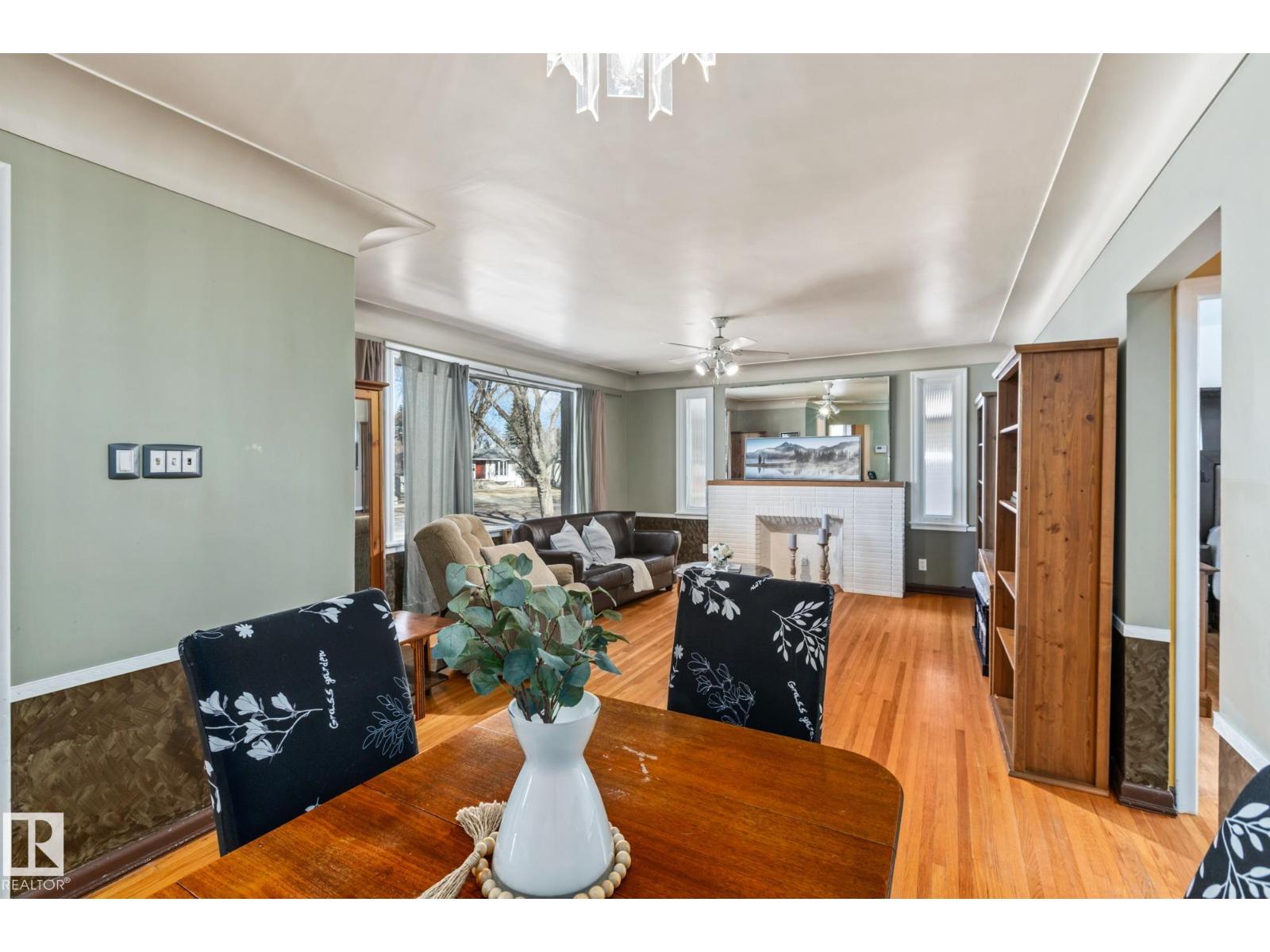 9513 81 ST NW - 12