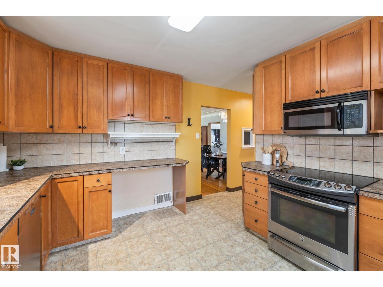 9513 81 ST NW - 17