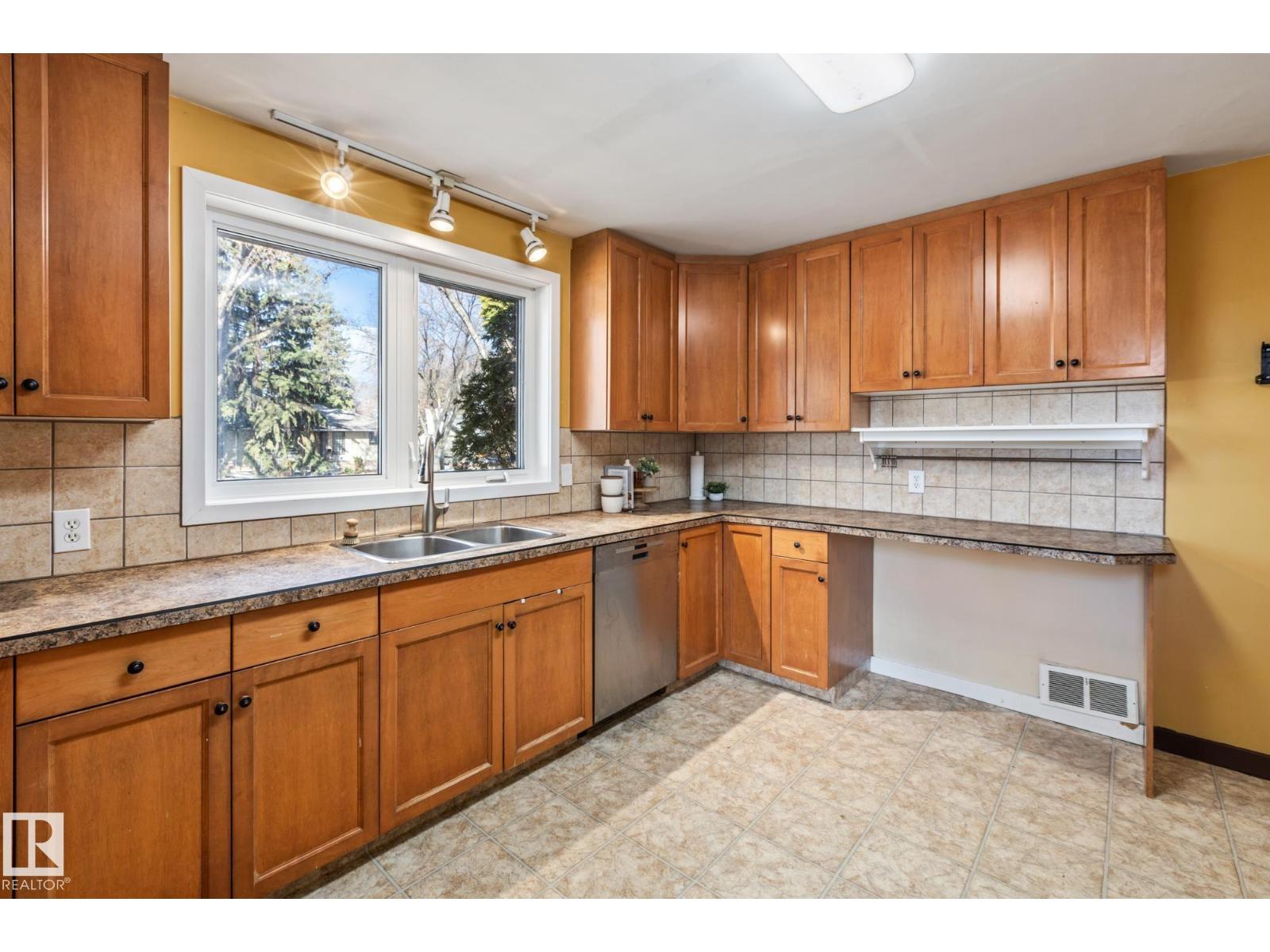 9513 81 ST NW - 18