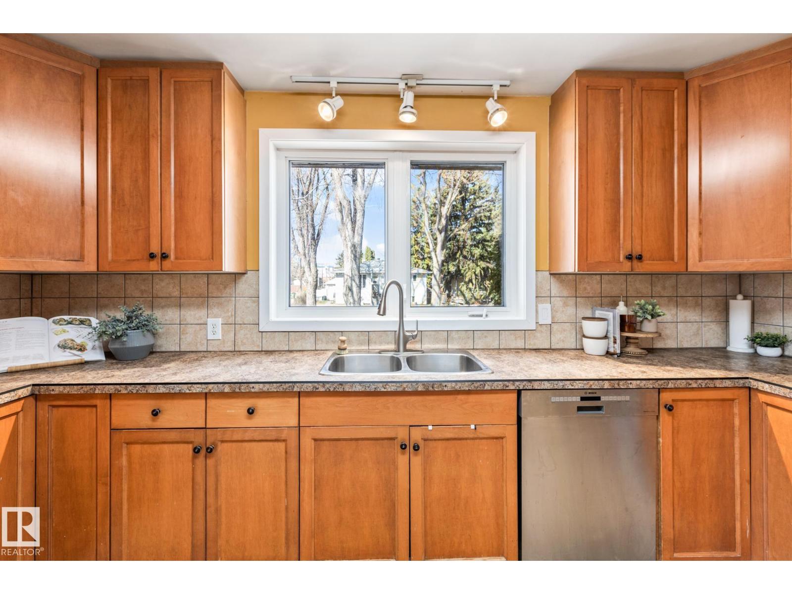 9513 81 ST NW - 19