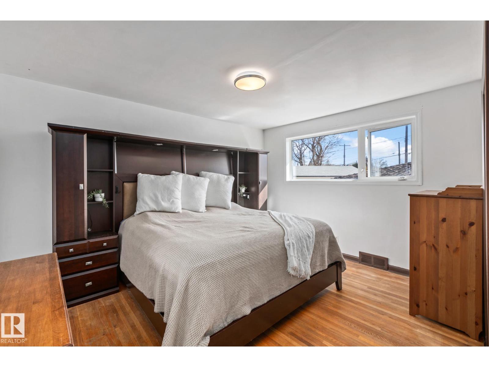9513 81 ST NW - 20