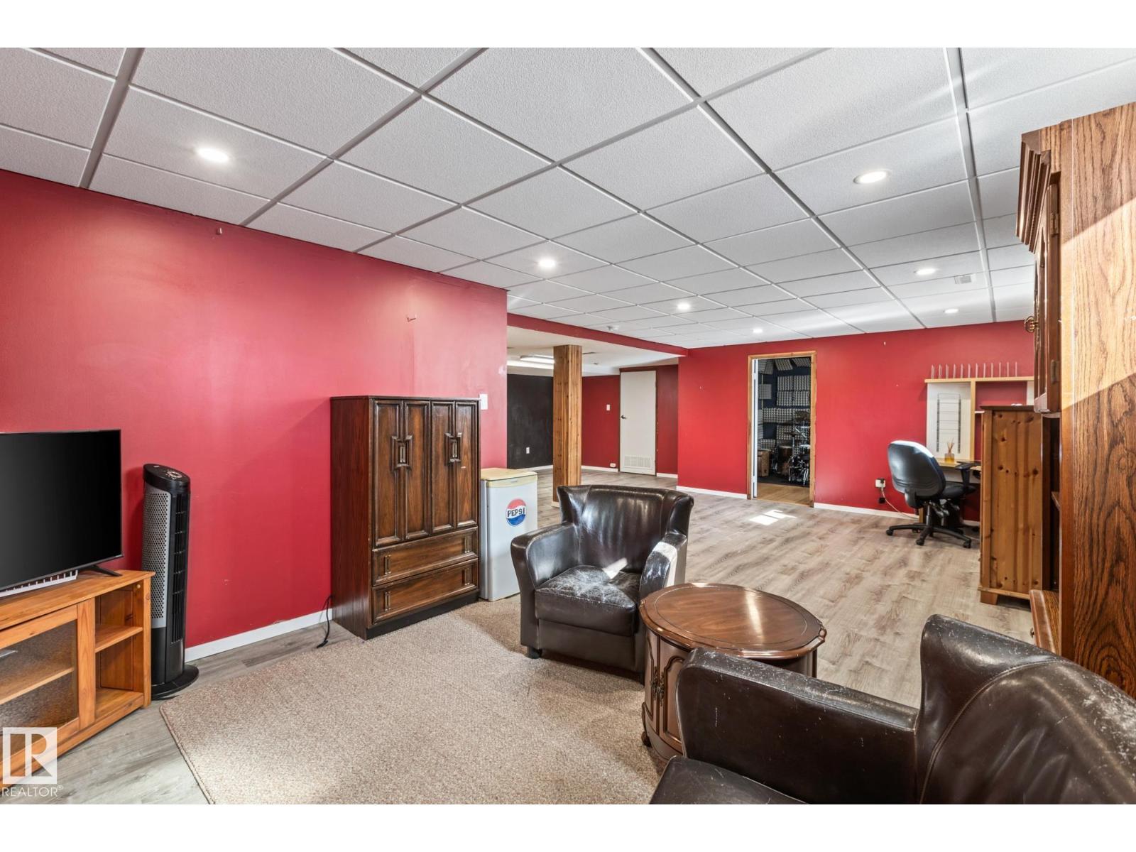 9513 81 ST NW - 29