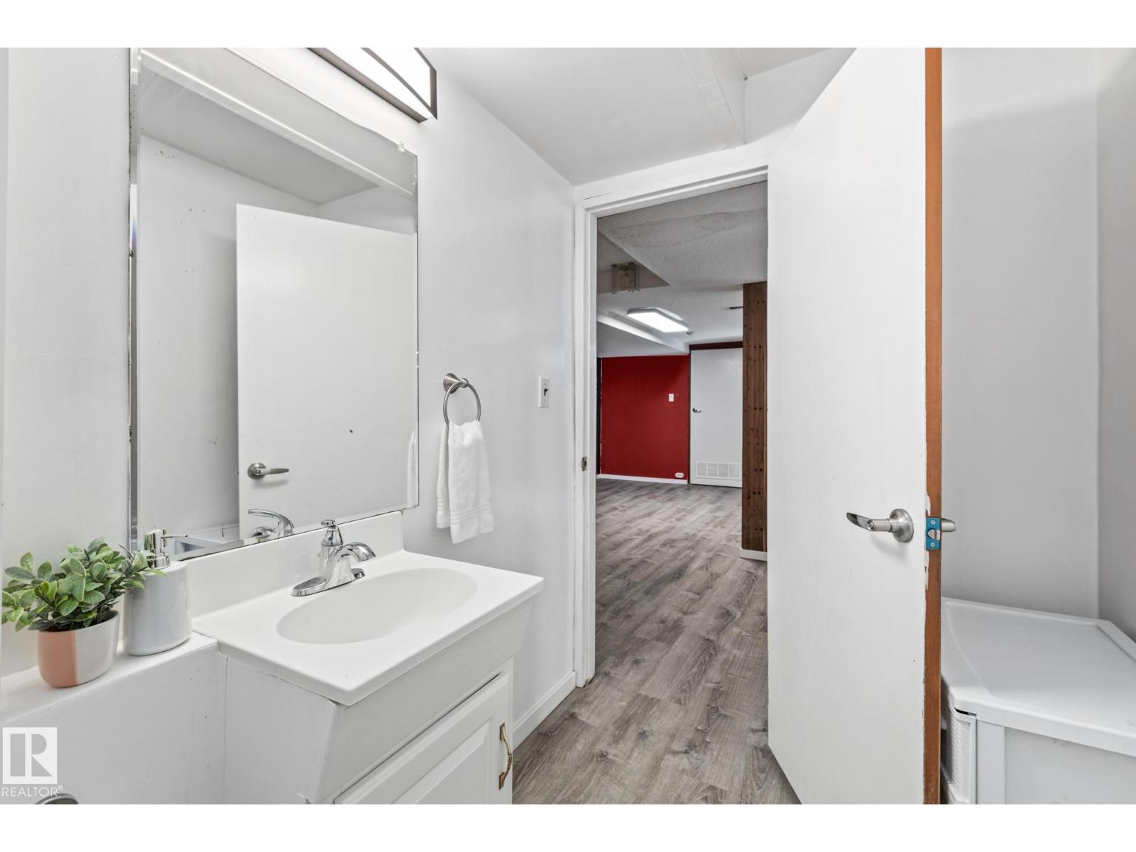 9513 81 ST NW - 33