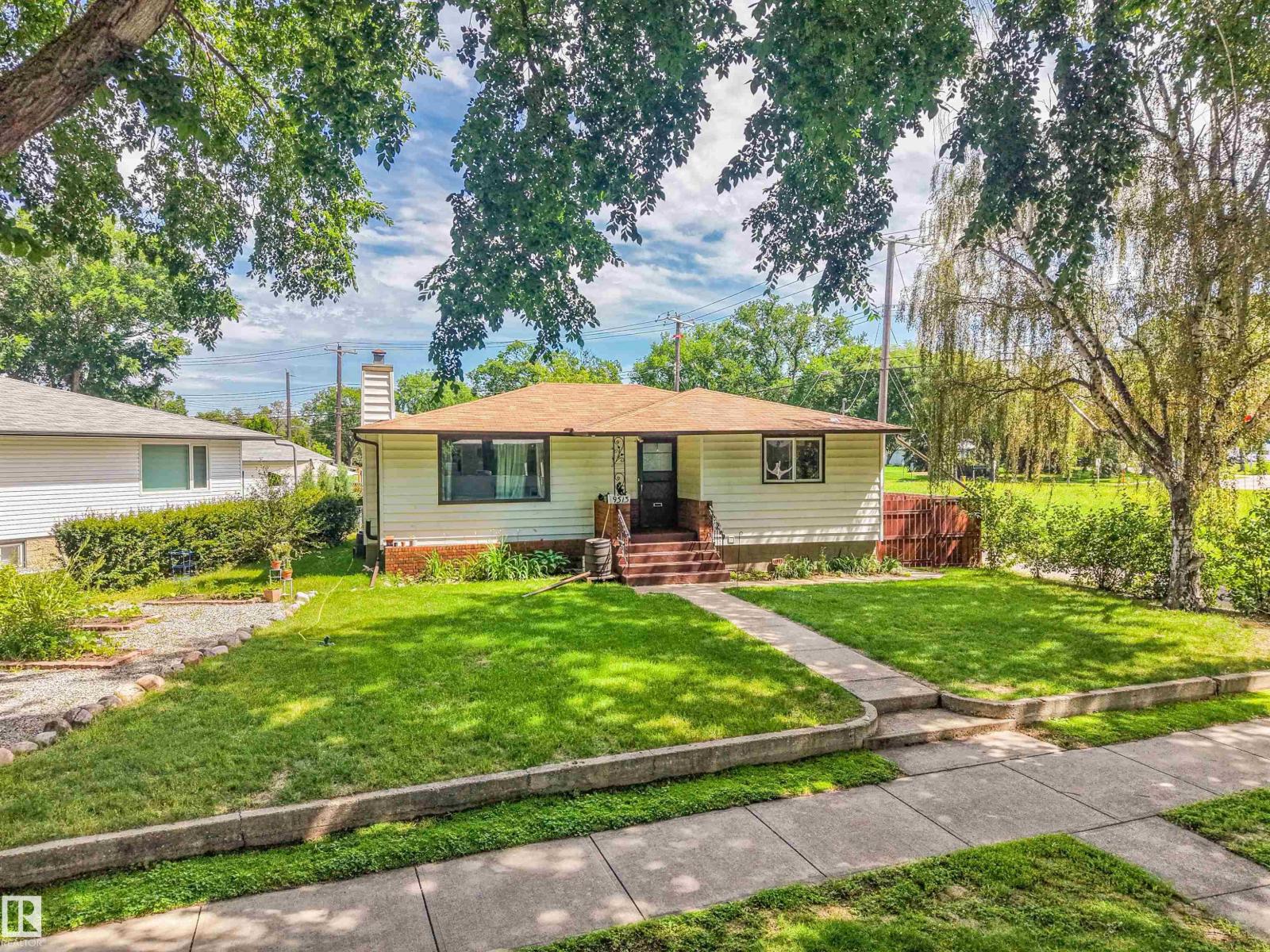 9513 81 ST NW - 4