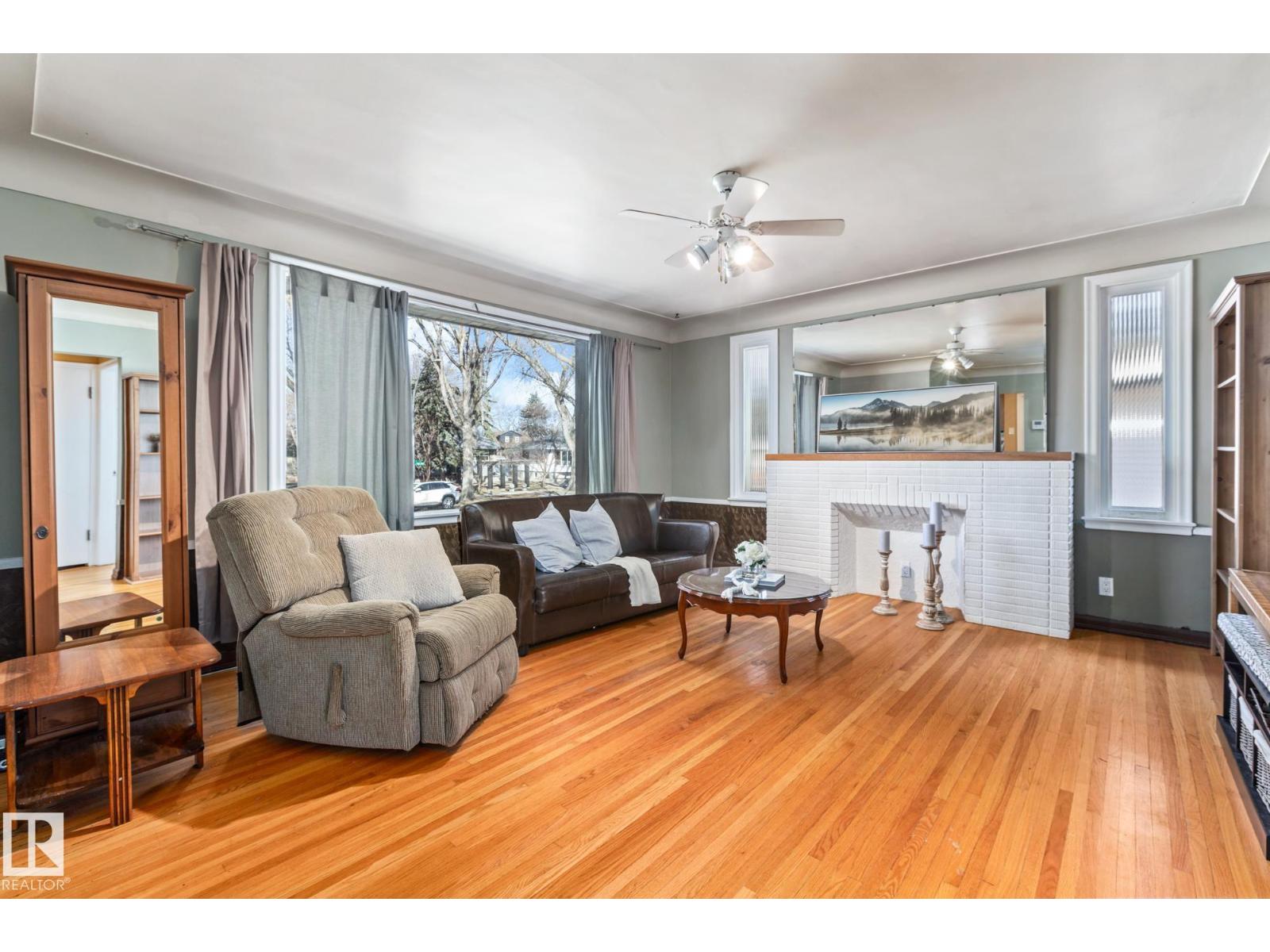 9513 81 ST NW - 7