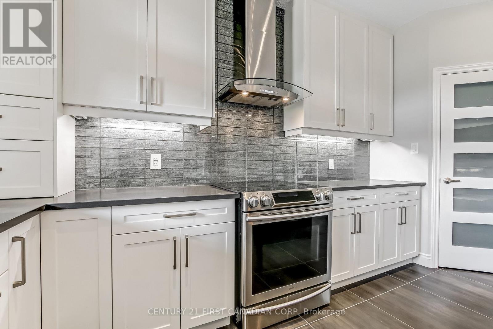 783 HICKORYRIDGE COMMON - 12
